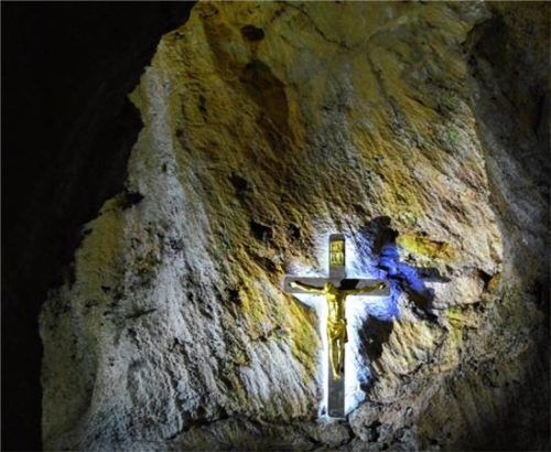 Seit 1882 hängt im sogenannten Höhlendom der Wendelsteinhöhle ein Kreuz, das von den Ersterforschern angebracht wurde – Ausdruck ihres Respekts vor der Natur und der Schöpfung im Inneren des Berges. Archiv der Wendelsteinbahn