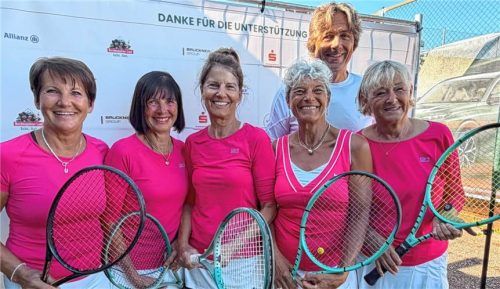 Sie sind die Nummer drei in Deutschland: Kapitänin Uschi Geiger, Marlies Danner, Gabi Ertl, Carola Kantschuster und Hannelore Feisinger (von links). Dahinter Tennisabteilungsleiter Thomas Höhn.Kas