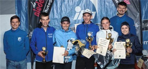 Siegerehrung im Heuberglauf:  Moderator Daniel Steinhuber, Gesamtdritter Anian Rottmüller, Gesamtsieger Samuel Demetz, Gesamtzweiter Florian Zeisler, Gesamtsiegerin Sofia Demetz, Organisator Markus Kreidl und Gesamtdritte Franziska Treichl (von links); es fehlt die Gesamtzweite Carolin Herrmann.Martin Halmanseger