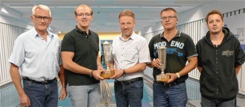 SKV-Vorsitzender Peter Ebert (von links), Alexander Schropp mit dem von der Schlossbrauerei Stein an der Traun gestifteten Wanderpokal für die Sportkegler, mit Martin Berger als Brauereivertreter, sowie Kurt Bernsteiner mit dem von der Stadt Waldkraiburg gestifteten Wanderpokal und der Turnier-Beste Manuel Brosig. Bachmaier