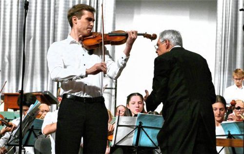 Solist Norman Spaeth (links) und das Orchester „Die Arche“ unter Rainer Heilmann-Mirow im Violinkonzert von Johannes Brahms. Rainer W. Janka