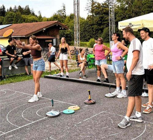 Spannende Spiele: Auf den Bahnen der DJK Kammer gab es viel Spaß und unterhaltsame Wettkämpfe. Hobmaier