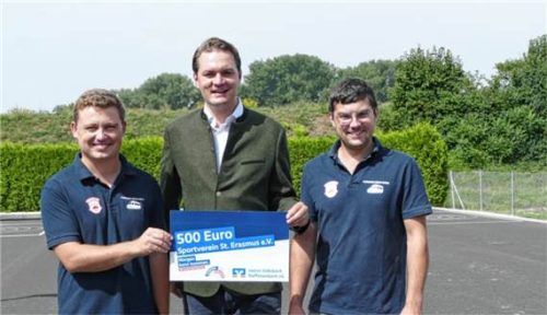 Spendenübergabe beim SV St. Erasmus: Maximilian Lettl-Achatz von der VR-Bank (Mitte) übergibt den Spendenscheck an die SV-Vorstände Andreas Bernhart (von links) und Matthias Obermaier. Bachmaier