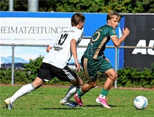 Sportbund-Angreifer Lukas Steidl setzt sich hier gegen den Miesbacher Florian Bauer durch.Franz Ruprecht