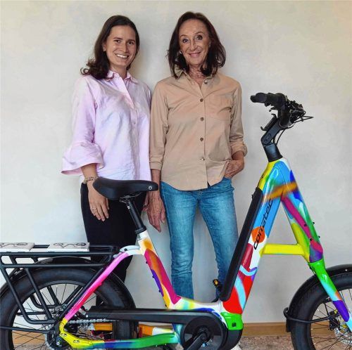 Sportgerät und Kunstobjekt: Tessa Irlbacher-Gasteiger (links) und Annette Werndl haben ihre beiden Welten vereint, um Gutes zu tun. Mischner