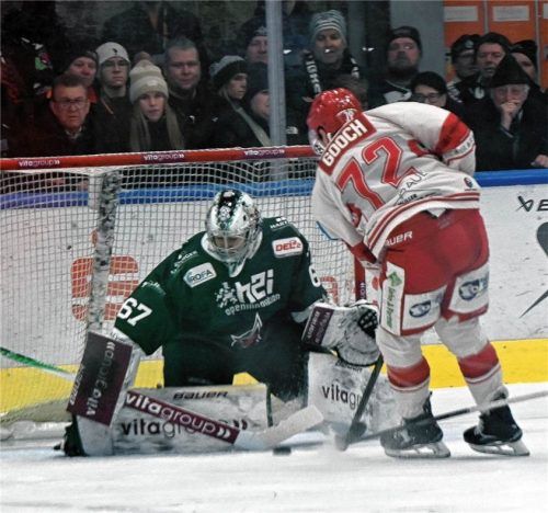 Starbulls-Torhüter Christopher Kolarz pariert hier gegen Landshuts Angreifer Trevor Gooch. Dieses Duell könnte es auch heute wieder geben. Hans-Jürgen Ziegler