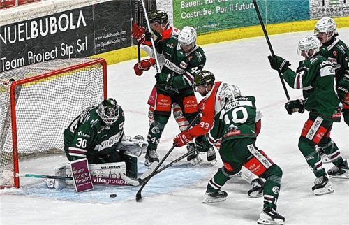 Starbulls-Torwart Daniel Fießinger musste hier in höchster Not retten.Thomas Neumeier