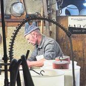 <p xml:space="preserve">Stationen: Schloss Gruyères, Genuss im Schokomuseum in Broc, François in der Fromagerie. Verena Wolff/dpa-tmn, Imago/DEpositphotos</p>