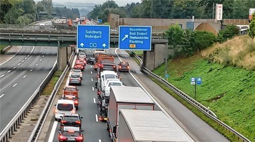 Stau vor der Brückenbaustelle an der Rohrdorfer Ache. Fürle