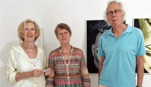 Stellen gemeinsam aus: (von links) Hilde Manzke, Jutta Mayr und Rudi Pflügl.Edith Riedl