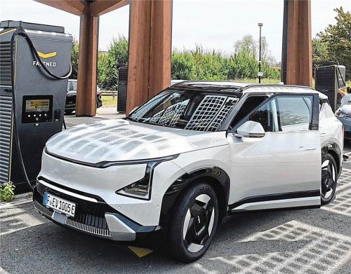 Stromer für alle Tage: Der vollelektrische Kia EV5 ist fit für die kurze Alltagstour und überzeugt auch als gutes Gefährt für die Reise in den Urlaub. SP-X/HOMMEN