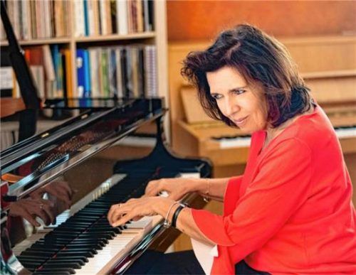 Susi Weiss am Klavier. RE