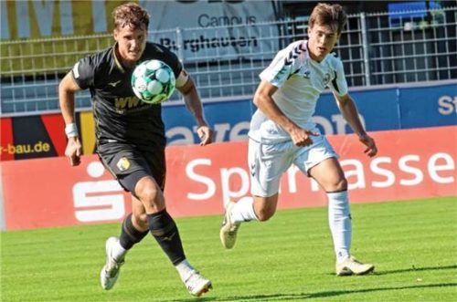 Szene aus dem Vorbereitungsspiel Mitte Juli: Torschütze Moritz Leitner (rechts) im Duell mit Lukas Aigner.Buchholu