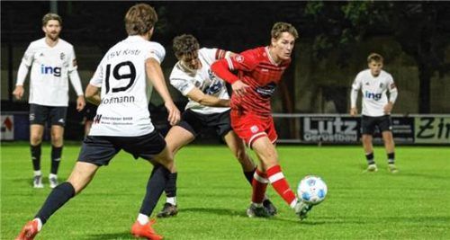 Traunsteins Torjäger Nick Schreiber behauptet sich gegen Kastls Defensive.Gabi Zucker