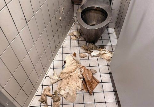 Unbekannte Täter haben die Toiletten im Parkhaus P4 verwüstet. privat