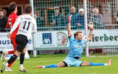 Valentin Schmitt erzielt hier das 3:0 für Schweinfurt, Buchbachs Torwart Ludwig Zech ist ohne Chance.Michael Buchholz