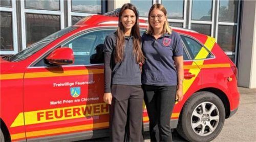 Veronika Berndl (links) und Veronika Hentschel sind die beiden neuen Frauenbeauftragten der Feuerwehren im Landkreis Rosenheim. Kreisfeuerwehrverband Rosenheim
