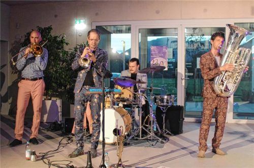 Vier Könner im akkuraten Zusammenspiel: Andreas Unterreiner an Trompete und Flügelhorn, Lukas Jochner an der Posaune, Florian Mayrhofer an seiner Tuba und der neu zum Team gehörende Vincent Crusius am Schlagzeug in der Dynafit-Speed-Factory. Volkhard Steffenhagen