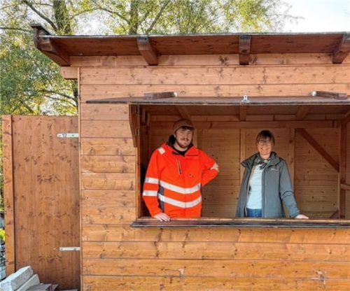Vinzenz Eder vom gemeindlichen Bauhof (links) und Julia Kraus, Leitung der Tourist-Info, kümmern sich um die Vorbereitungen für den Eggstätter Weihnachtsmarkt. Tourist-Info Eggstätt