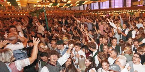 Völlig losgelöst: Je später der Abend, umso ausgelassener die Stimmung. Hier feiern Tausende in der Auerbräu-Festhalle. Stuffer