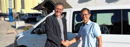 Von links Bürgermeister Florian Pichler und Verwaltungsleiter Hannes Klapos freuen sich über das gemeinsame Mobilitätsangebot der Gemeinde Irschenberg und des Caritas Kinderdorfes Irschenberg für Kinder, Jugendliche und Senioren. Florian Lintz, Gemeinde Irschenberg