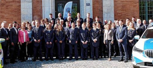 Vor dem wohl „bekanntesten Polizeipräsidium“ Deutschlands, dem Rosenheimer Rathaus, posierten die neuen Mitarbeiter des Polizeipräsidiums Oberbayern Süd für ein Gruppenbild mit dem Innenminister. Peter Huber
