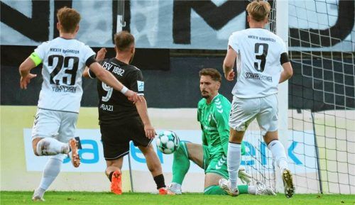 Wacker-Tormann Markus Schöller, der in dieser Szene pariert, musste in der Nachspielzeit mit Gelb-Rot vom Feld.Christian Butzhammer