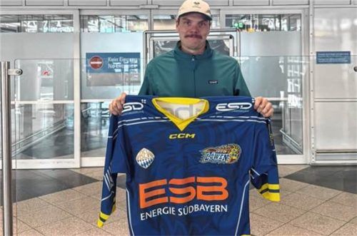 Waldkraiburgs Neuzugang Patrik Forsberg bei der Ankunft am Münchner Flughafen.Yasmin Neumann