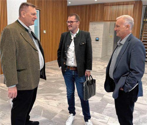 Walter Pakulat, Helmut Freund und Robert Zehetmaier von der Bayernpartei. Sie haben mit Christiane Mayr eine neue Kollegin für eine Ausschussgemeinschaft im Kreisrat gewonnen. Patricia Huber