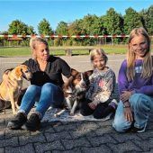 <p xml:space="preserve">Warten darauf, dass sie zurück in ihre Wohnung können: (von links) Mama Sabrina mit ihren Töchtern Ronja und Zoey und ihren beiden Hunden. Tina Blum</p>
