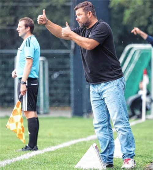 Wasserburg-Coach Florian Heller zeigt an, was das Ziel ist: oben bleiben.Christian Mühlhofer