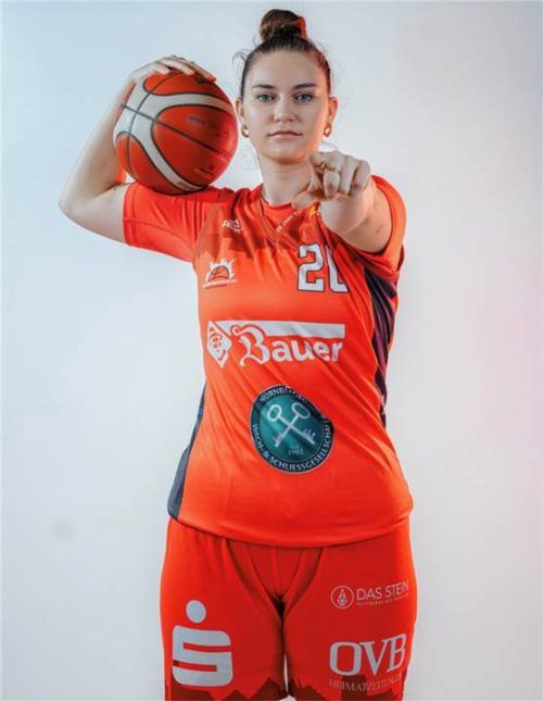 Wasserburgs Basketball-Damen präsentieren sich am Dienstagabend den Fans.Leonardo Bauer