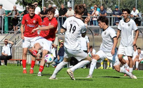 Wasserburgs Doppelpacker Thomas Voglmaier erzielt hier das 1:0 für Wasserburg vor den Geretsriedern David Luburic, Nono Hodzic und Veron Fejzullahi (von links). Rudi Stallein