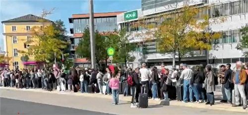 Wer viel Bahn fährt, ist viel gewohnt. Doch am Montag ging zwischen Übersee und Rosenheim nichts mehr. Grund war eine Streckensperrung. Hunderte Reisende strandeten in Rosenheim und hofften hier auf einen Schienenersatzverkehr – ohne Erfolg. Screenshot/Privat