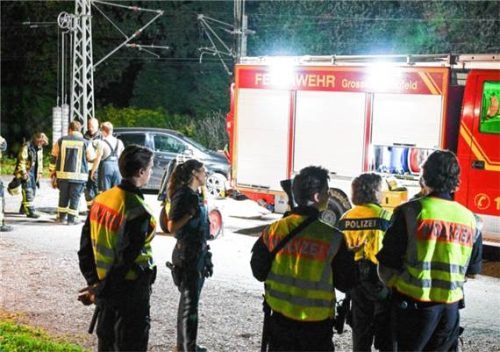 Zahlreiche Einsatzkräfte suchten entlang der Bahnstrecke nach einer womöglich verletzten Person. Markus Steinberger/Einsatzreport24
