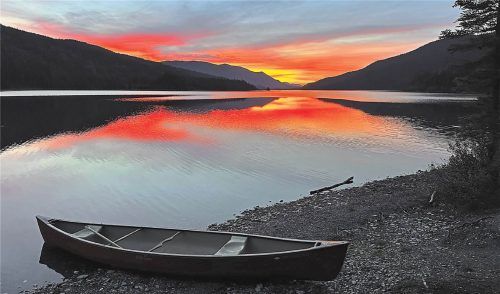 Zen-Momente: Kurz vor Sonnenuntergang geht es mit dem Kanu raus auf den See.Privat