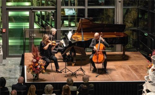 Zum zweiten Mal Gast bei Festivo: Das „Suisse Piano Trio“ mit (von links) Geigerin Angela Golubeva, Pianist Martin Lucas Staub und Cellist Franz Ortner. Festivo