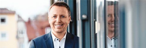 Zuversichtlich: Traunsteins Oberbürgermeister Christian Hümmer auf dem Balkon vor seinem Büro. Stadt Traunstein