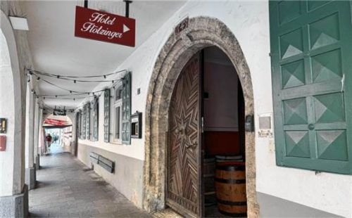 Zwei betrunkene Urlauber aus Hessen haben in dem Rosenheimer Hotel „Gasthof Flötzinger“ – wahrscheinlich aus Spaß – den Feuermelder eingeschlagen. Salome Weindl