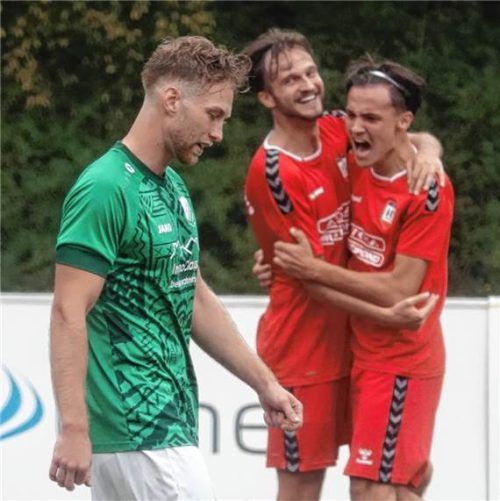 Zwei Gefühlswelten in einem Bild: Der VfL Waldkraiburg feierte einen moralischen Sieg, der TV Kraiburg verspielte eine 3:0-Führung.Benedict Schweiger