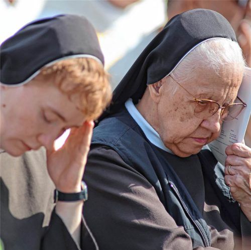 Zwei Nonnen verfolgen einen Gottesdienst. dpa