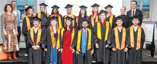 14 Absolventen des 2022 gegründeten Bachelor-Studiengangs E-Commerce am Campus Chiemgau erhielten jetzt ihre Abschlusszeugnisse: (von links, hintere Reihe) Prof. Ina Fuchshuber, stellvertretender Landrat Stefan Kattari, Prof. Timon Sengewald, Anna Thusbaß, Diana Stele, Esther Akinyemi, Quoc Nguyen, Sofia Doudouh, Sarah Hoffmann, Jana Spohn, Prof. Dr. Wibke Michalk, Prof. Dr. Martin Fleischmann. Von links, vordere Reihe: Paul Gonnermann, Amelie Gürtler, Analena Kosanovic, Zaryab Khan, Eva Eckhardt, Ronaldo Koncz-Hirimli und Vincent Gottwald. Axel Effner