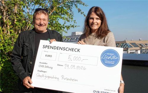 5.000 Euro an den Stadtjugendring Rosenheim: Die OVB-Stiftung, vertreten durch Michaela Döser, spendete den Betrag für die Beratung von Jugendlichen und jungen Erwachsenen, die in Geldsorgen geraten sind. Schuldnerberater Stefan Kessler bedankte sich herzlich für die Unterstützung.Sophie Mischner