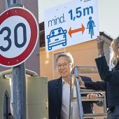 Stadt bringt Schilder für richtiges Überholen an