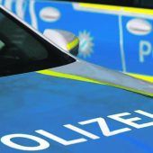 Porsche schleudert gegen Transporter