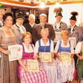 Trachtenverein „Edelweiß“ Niederaschau versammelt Jahrhunderte