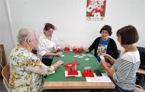 Ab Mittag wurde ein vierter Tisch benötigt: Beim ersten Rosenheimer Mind-Sport-Tag konnten Interessierte Bridge kennenlernen und gleich selbst ausprobieren. Von links: Susanne Köstler, Magdalena Schröder, Evi Schütz und Rita Tarlosy. Volkhard Steffenhagen