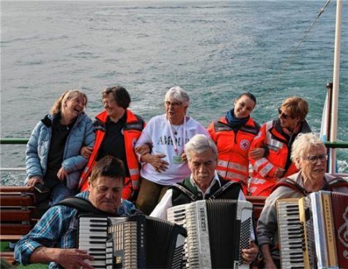 Akkordeonspieler sorgten an Bord für stimmungsvolle Musik und beste Laune bei den Gästen und Helfern. BRK Kreisverband Rosenheim