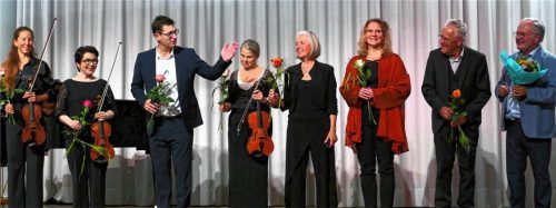 Alle freuen sich mit Walther Prokop (ganz rechts): (von links) Constanze Germann-Bauer, Marija Hackl, Manuel Warwitz, Angela Büsel, Birgit Saßmannshaus, Veronika Burger und Dieter Lallinger. Janka