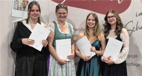 Als Jahrgangsbeste mit einem Notendurchschnitt von 1,50 und besser wurden geehrt: (von links) Josefine Schomburg, Anna Gruber, Pina Eder und Sophie Wieneke. re